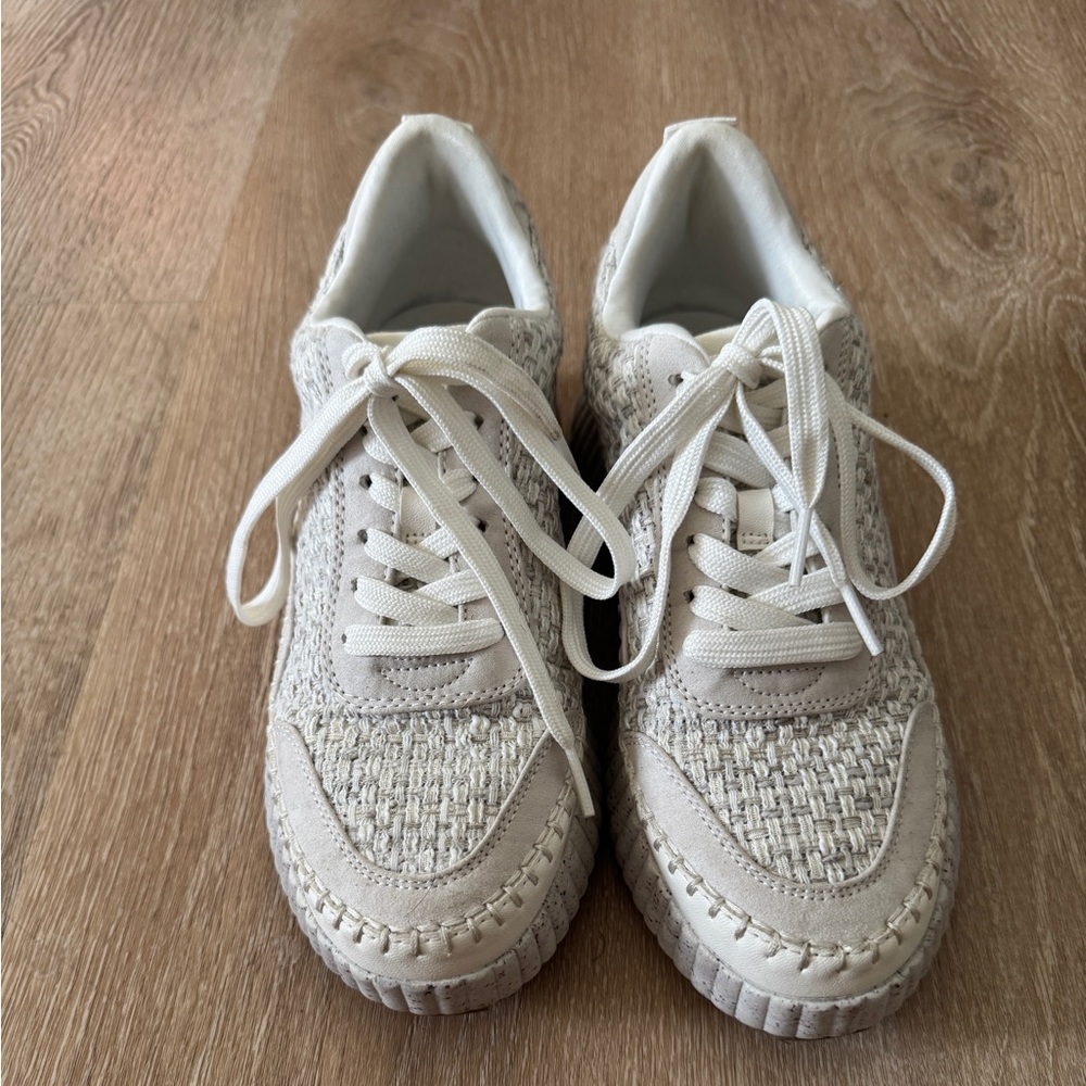 White universal thread tennis shoes